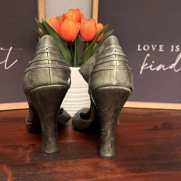 Gorgeous BCBGirls Metallic Green Heels - Size 9 - Picture 5 of 7